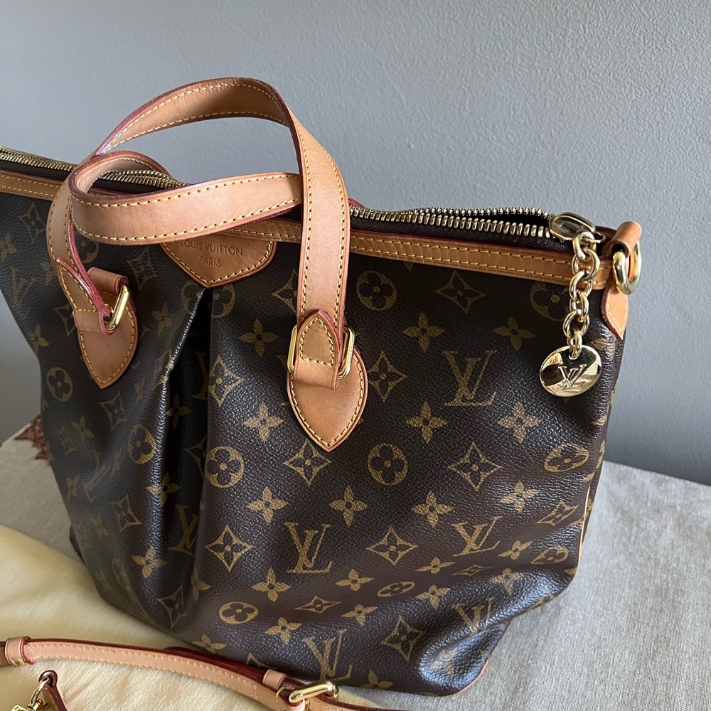 Louis Vuitton purse. - Picture 2 of 11